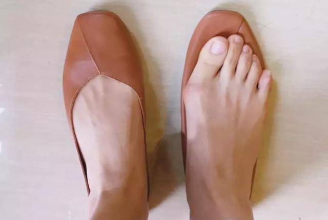 又丑又美的时髦奶奶鞋 (奶奶鞋今年流行什么鞋)