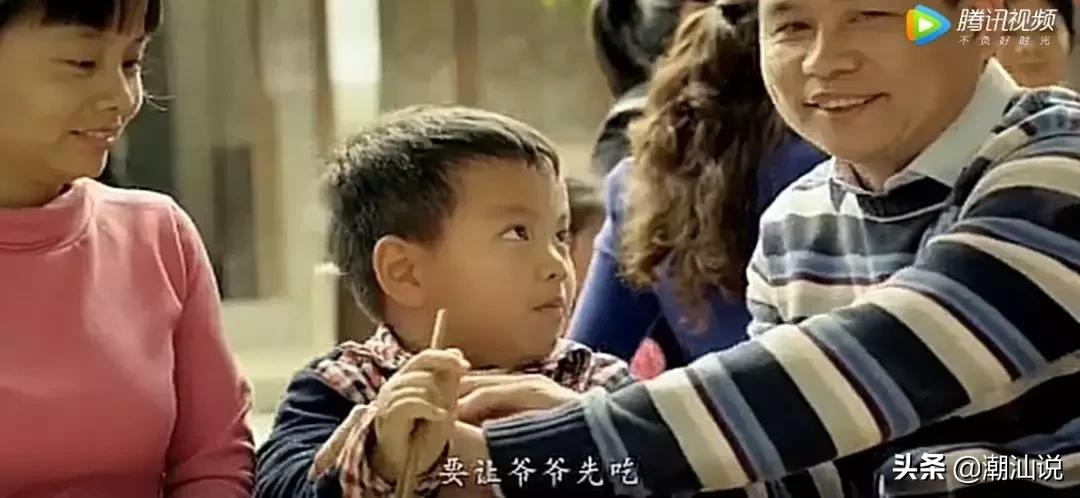 倒茶时对方敲三下桌子是什么意思,涨知识别人给你倒茶为何要敲三下