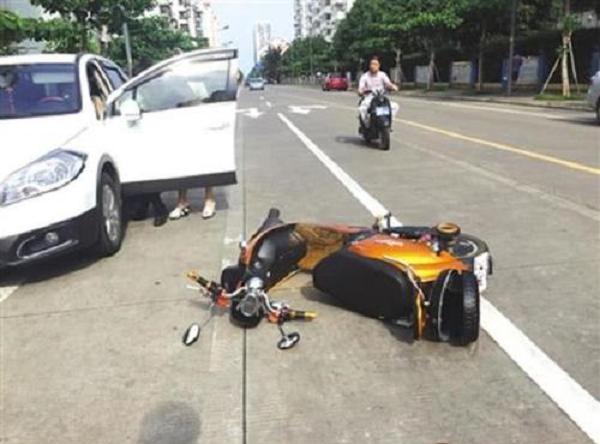 电动车追尾电动车人受伤谁负责,电动车追尾汽车有人受伤谁负责