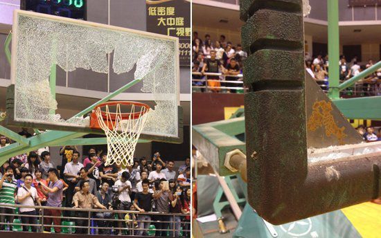 扣碎篮板的场面：乔丹把篮板搞得稀碎，鲨鱼用19个扣坏的筐做成树