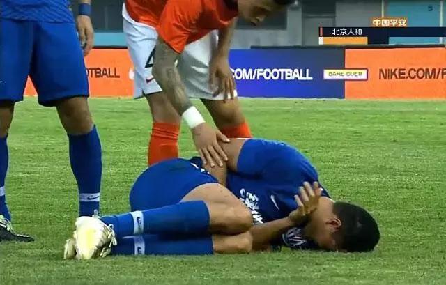 中超上演“连环脚”,申花队长被踢成“内马尔滚”