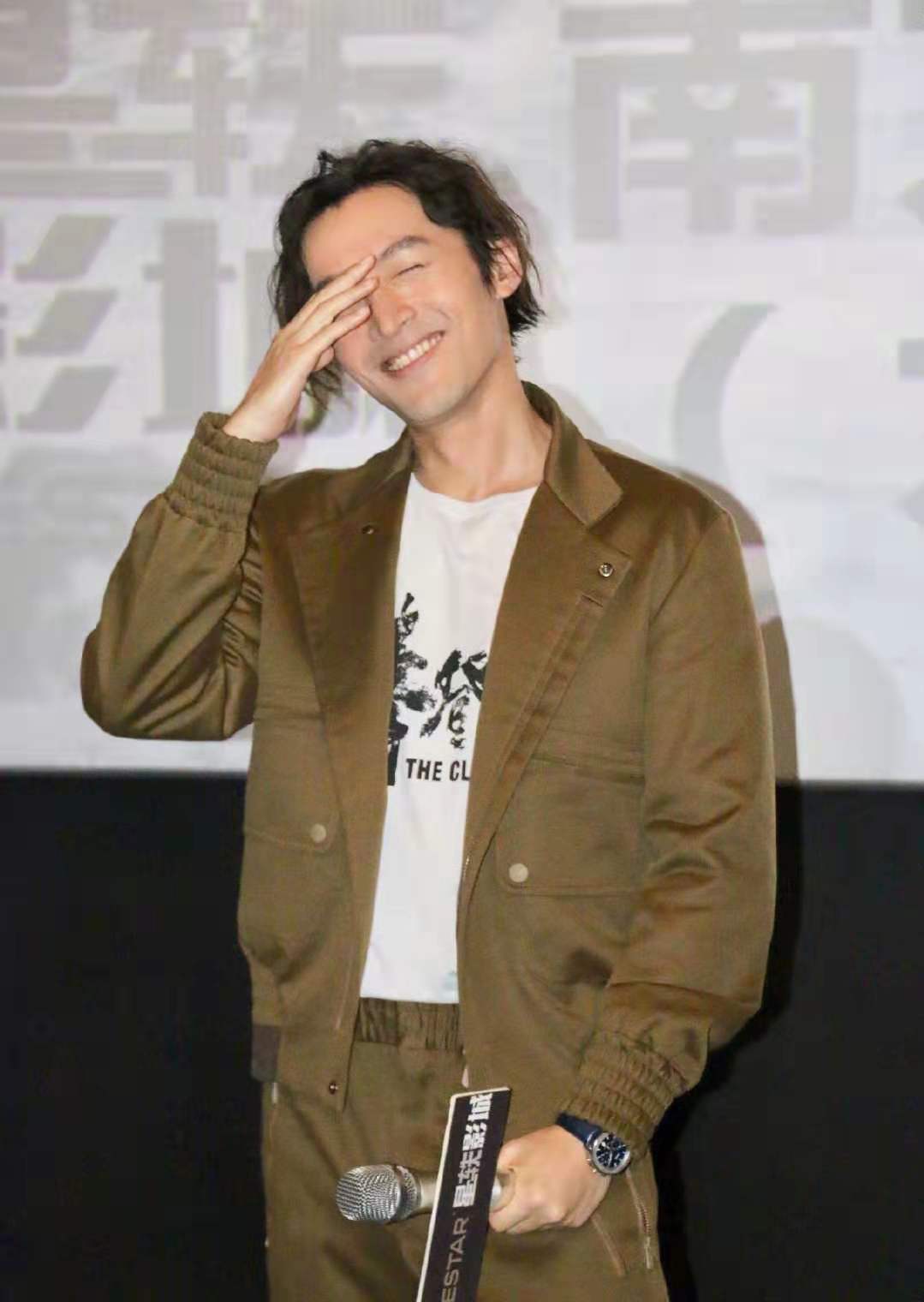 37岁胡歌长发换板寸头男人味,36岁胡歌终于换新发型