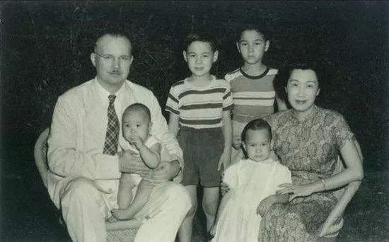 正说缠足一千年：三寸金莲如何从“贵族范儿”，变成了情色风