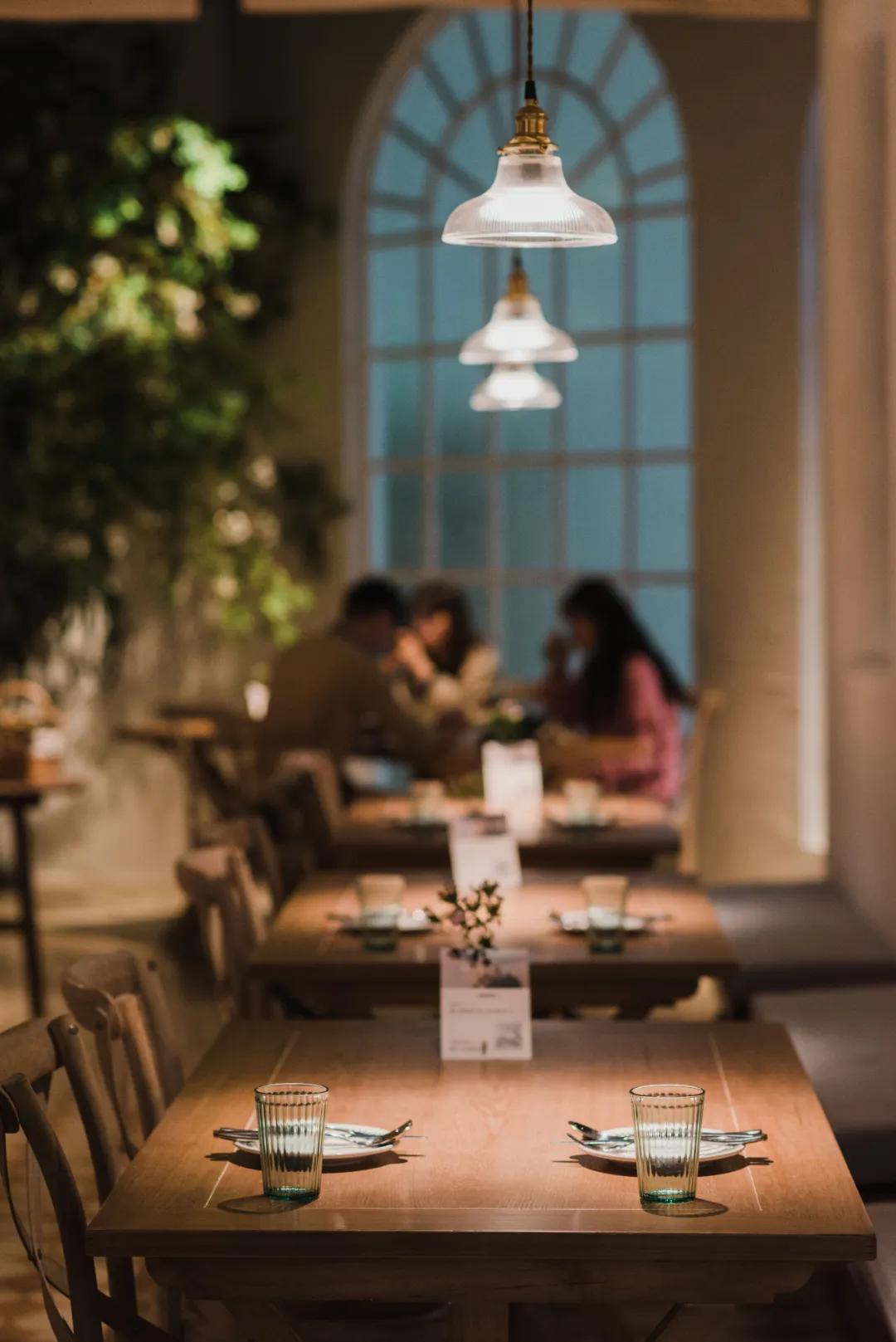 之心城这家餐厅堪称“西餐界CHANEL”，小姐姐们都抢着去