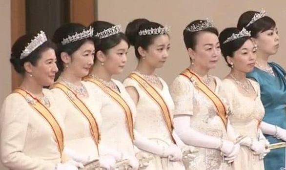 日本纪子妃总是好高调！棕色粗花呢子套装超美，和雅子平分秋色啊