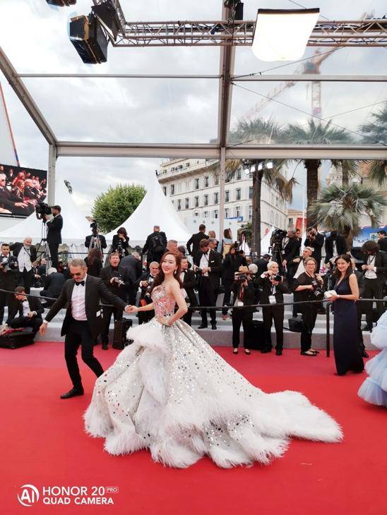 荣耀20Pro水印疑似在戛纳电影节泄露李宇春巩俐国际大咖被抓拍