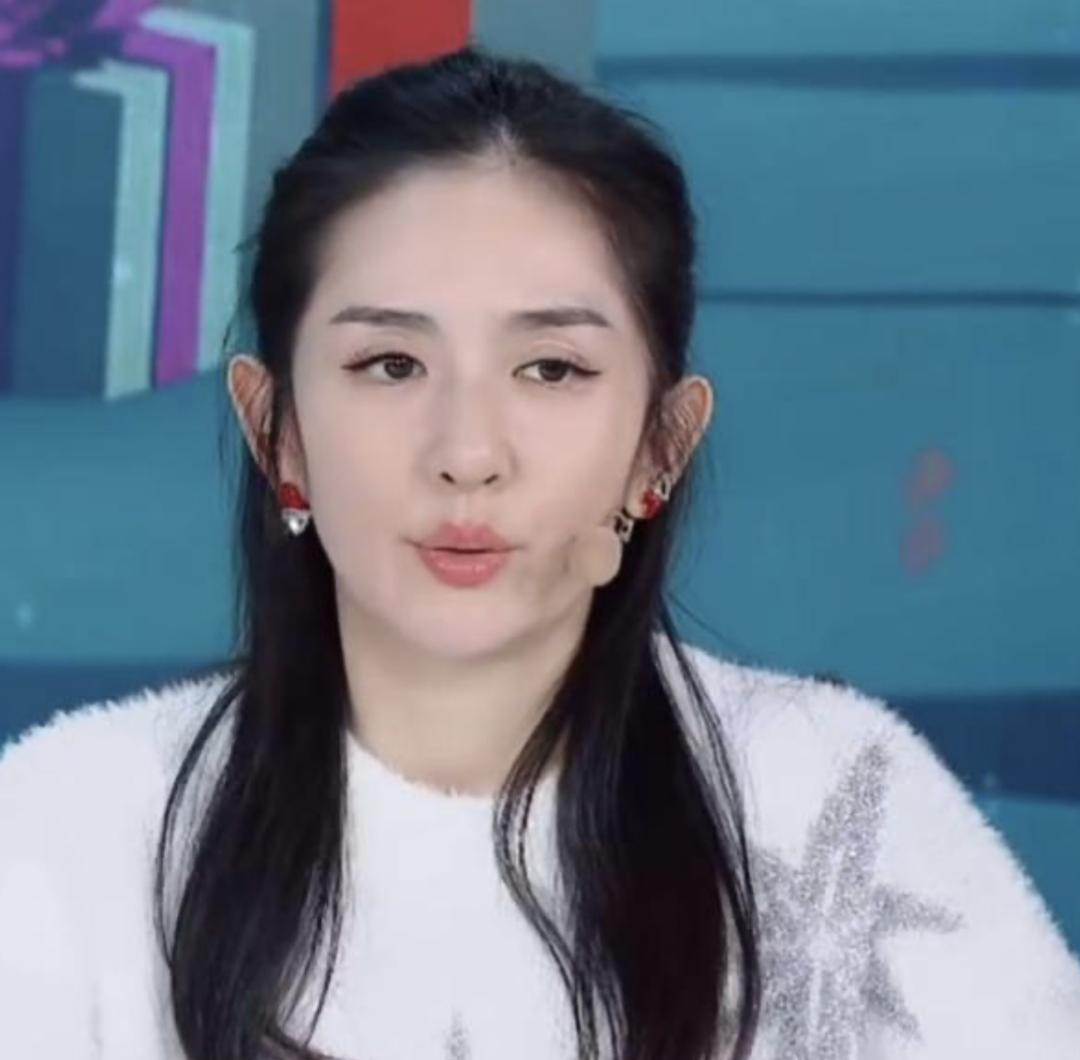 直播时孕吐、小腹臃肿不敢玩游戏、突然取消工作，谢娜真怀孕了？