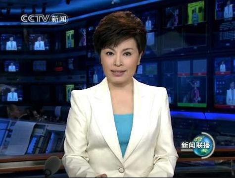 45岁央视主持人与丈夫恩爱20年,她是央视主持人低调嫁普通丈夫