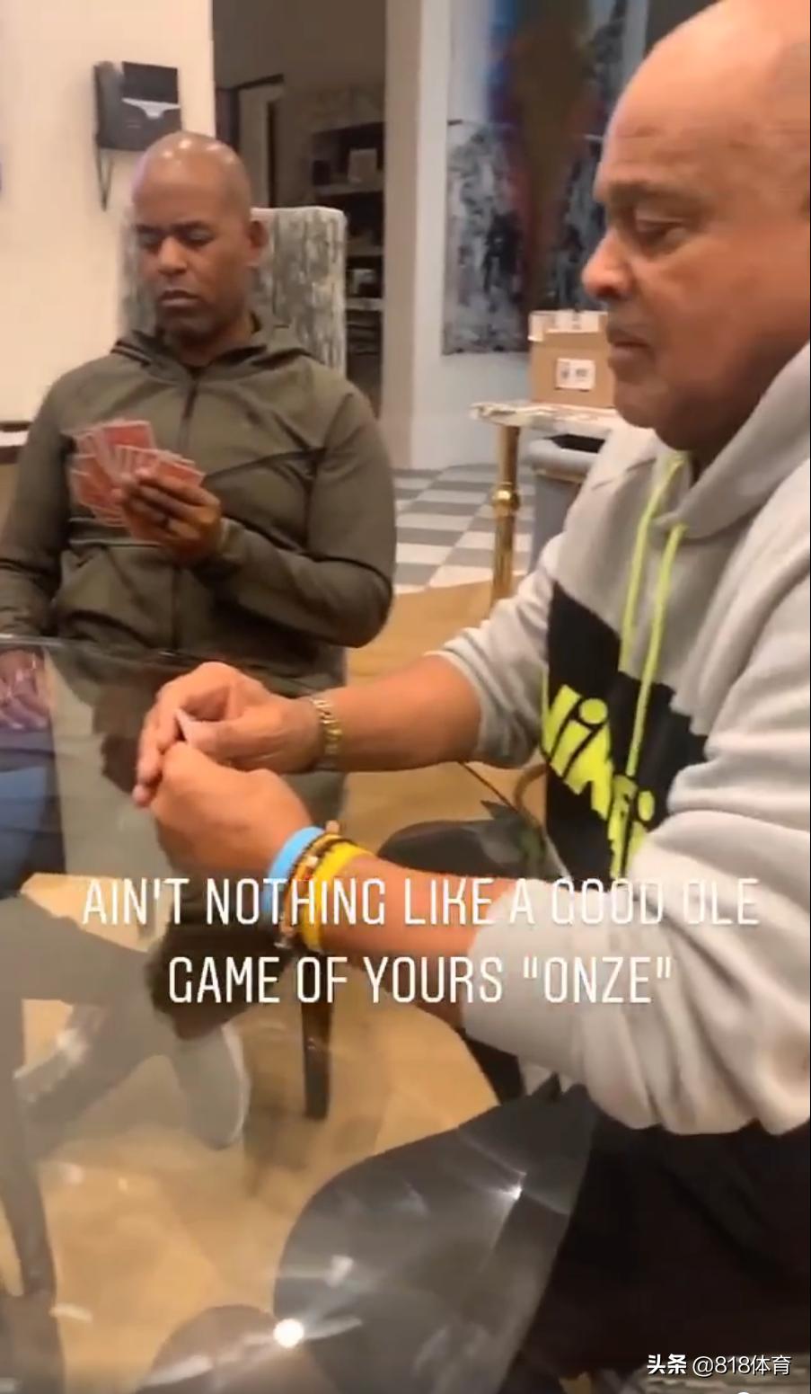 詹皇祖孙3代共进晚餐!开2瓶葡萄酒庆祝,餐后陪老丈人打扑克不来钱