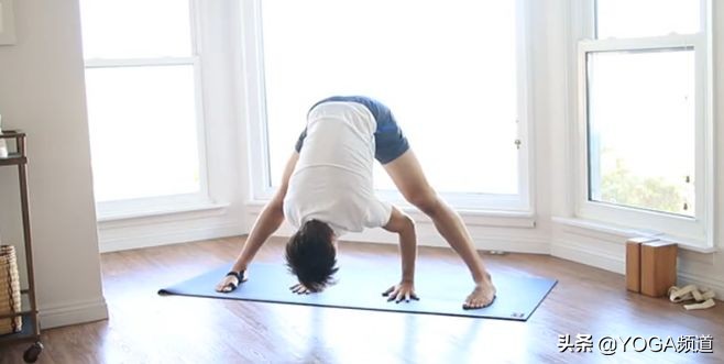 “公狗腰”out了,现在流行的是“鲨鱼线”▷每日一练