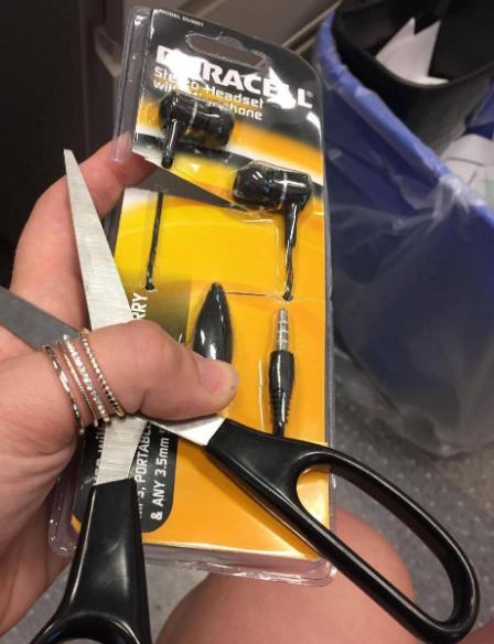 “兄弟睡觉压得胳膊都变色了，要不要叫醒他？”醒来一定很酸爽