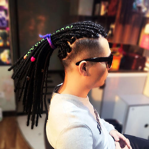 “过得和中国人一样”的非洲编发师心灵手巧，编的头发太美了！