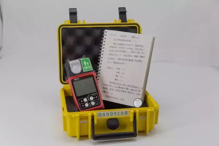 他是“毒包书皮”引爆者，在公益和商业间将企业营收干到近亿