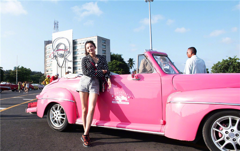 胸大怎么穿衣服不尴尬,胸大的妹子穿什么衣服保守