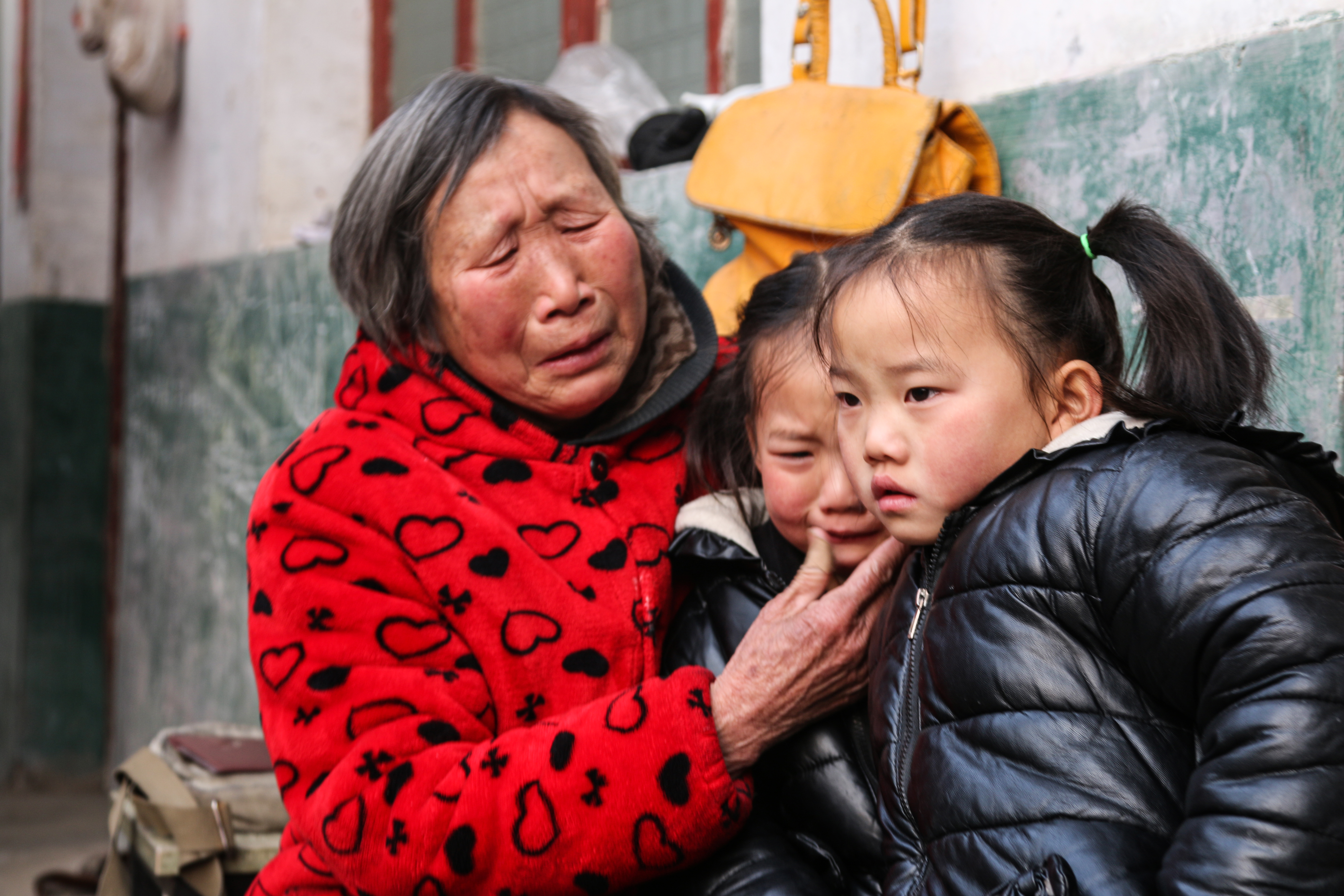 女子患绝症临终不舍孩子,女子面临癌症晚期欲放弃