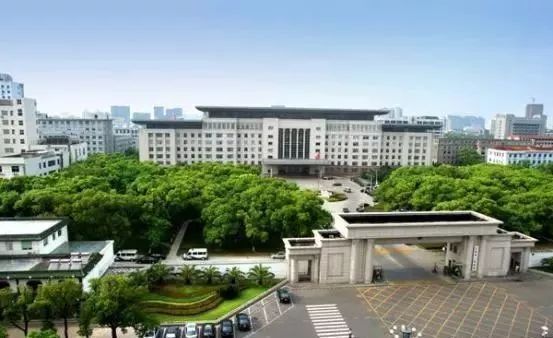 十年前的你我爱搭不理,十年前爱理不理十年后你高攀不起