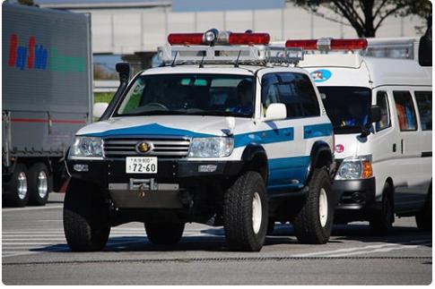 日本隐藏式警车,日本警察用的是什么警车