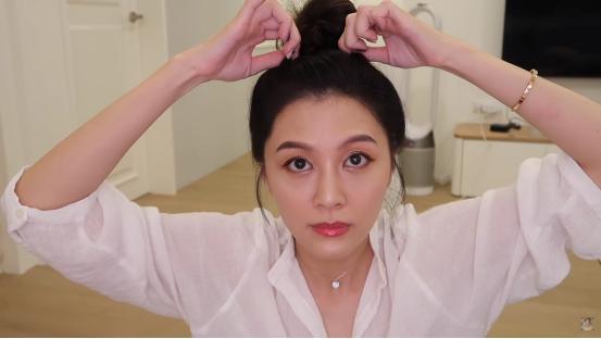 戚薇同款古灵精怪双丸子头教程,戚薇扎丸子头简单扎法