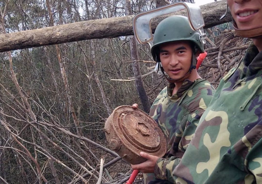 一个标准的军礼彰显崇高的敬意,这个特殊的军礼令人泪目