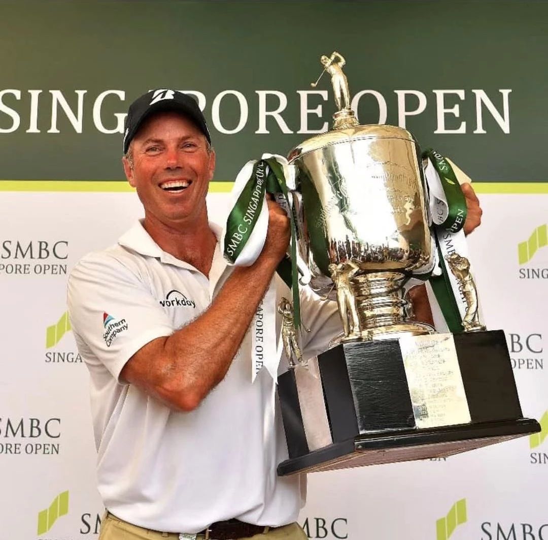 白老虎关天朗赢冠军;独臂长者一杆进洞:“福勒大叔”变装球童