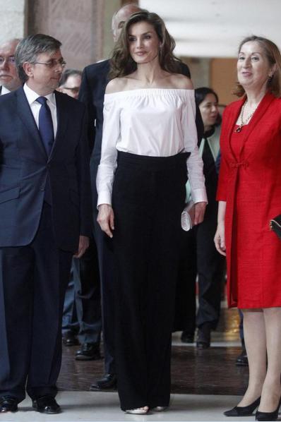 穿一字肩不好看怎么回事,穿一字肩不自信