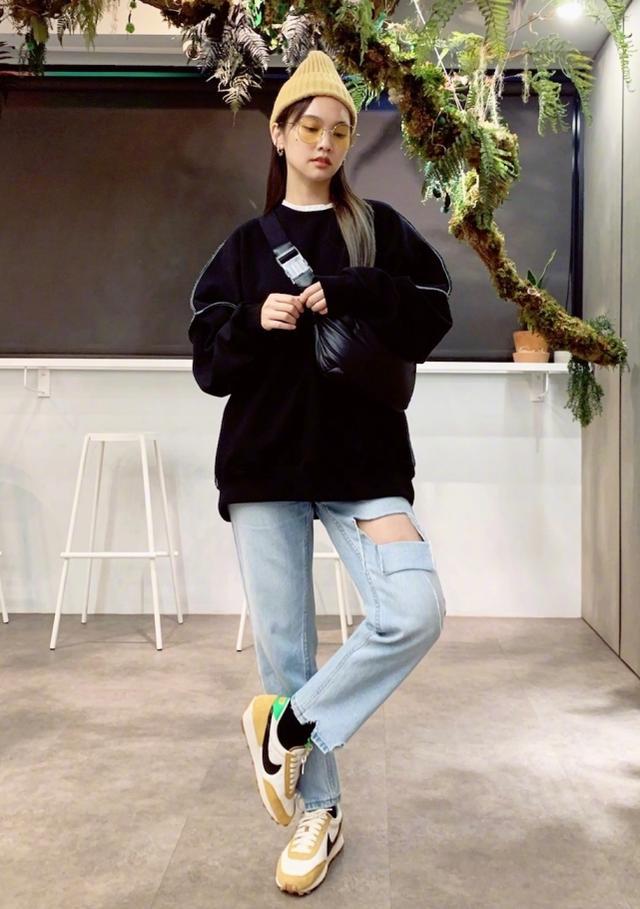 杨丞琳穿牛仔裤的视频,杨丞琳穿红鞋拼色牛仔裤