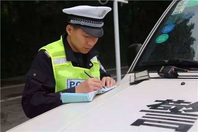 车被碰到了可以要求赔哪些费用,车被交警拖走了回去之后怎么追究