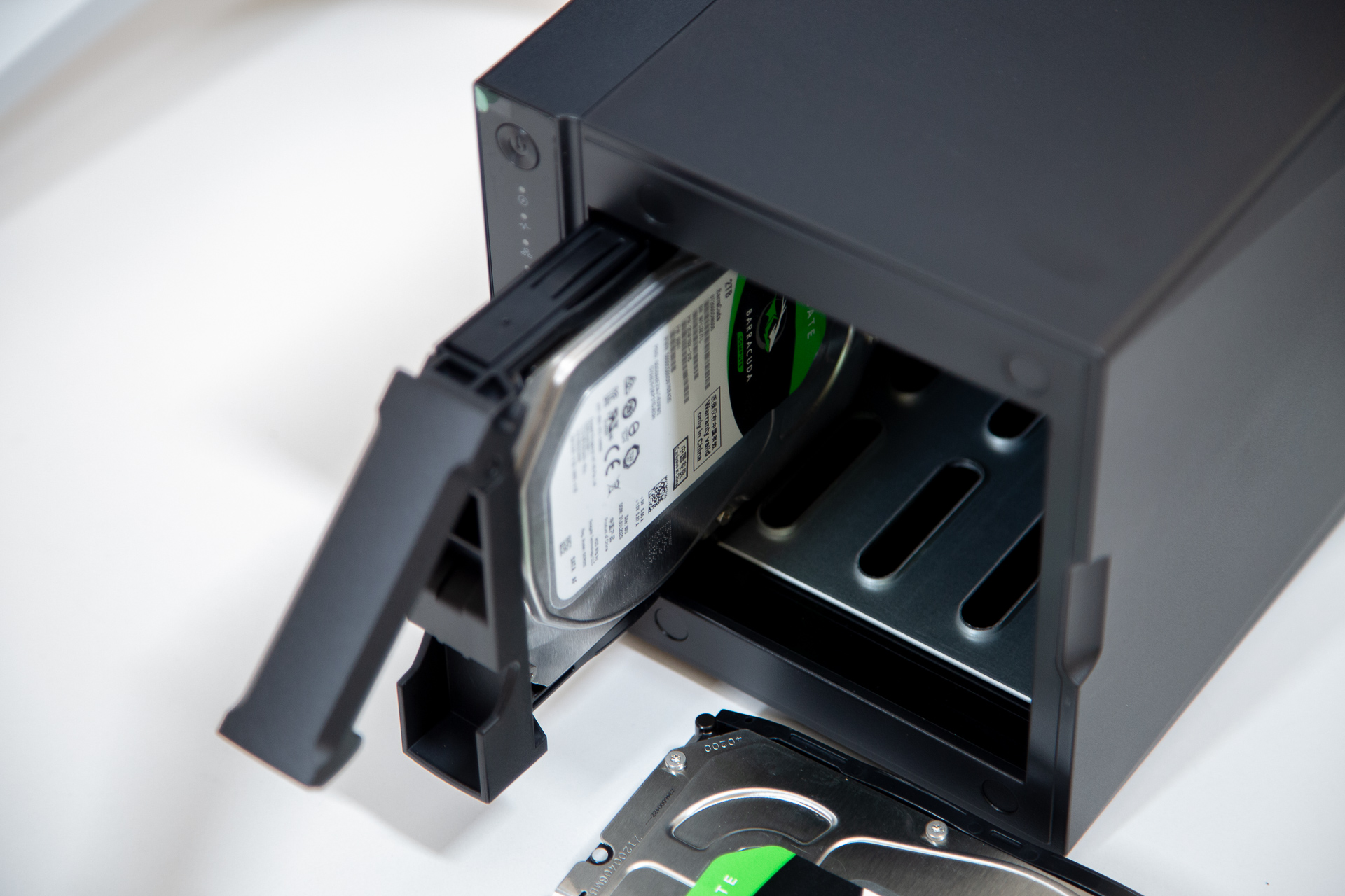 全系升级2.5G网口？ASUSTOR爱速特AS3304T会是合适的家用NAS吗？