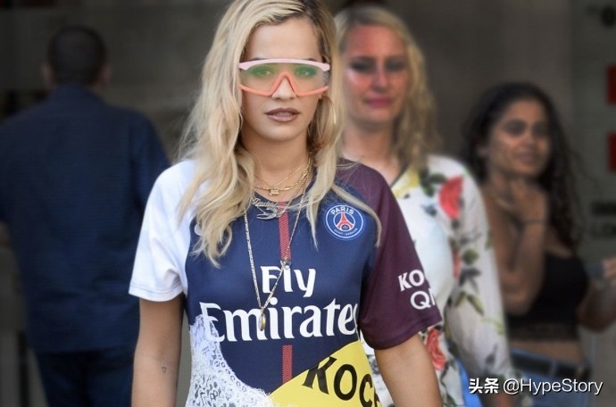 巨星蕾哈娜低调现身世界杯,蕾哈娜舞台服饰