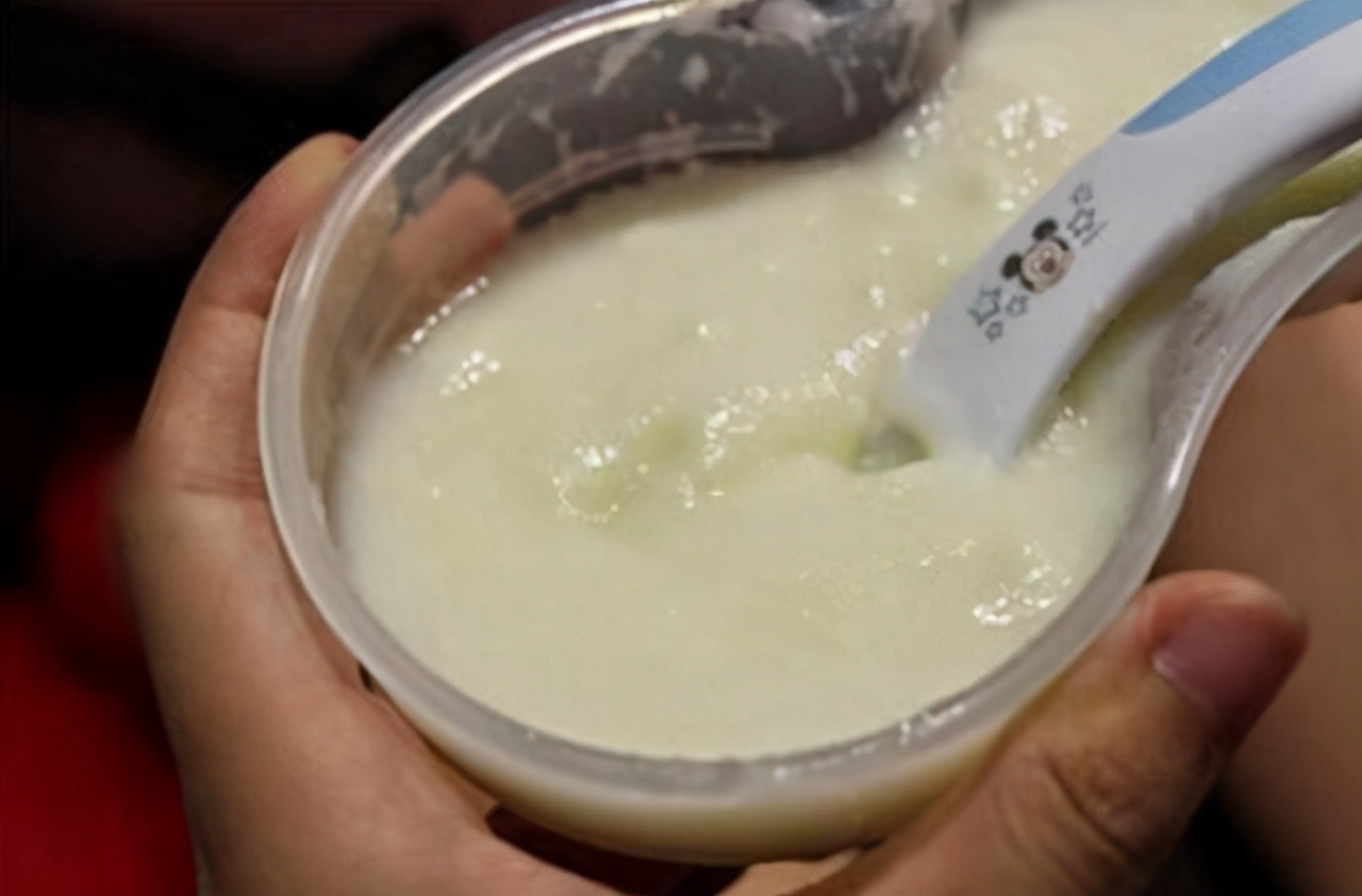 宝宝吃的第一口辅食米粉如何选,宝宝的第一口辅食吃什么米糊