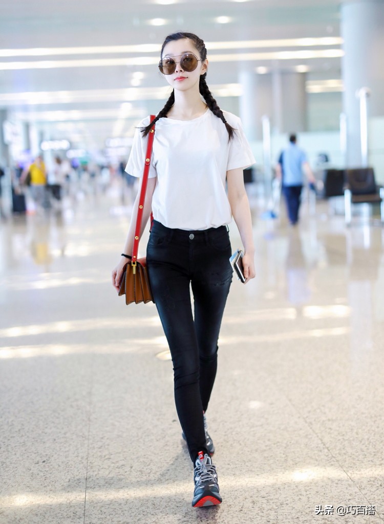 宋轶身着星空裙露出美丽天鹅颈,宋轶白色纱裙造型亮相品牌活动