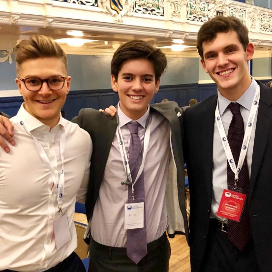 14岁成为英国最小CEO，客户覆盖全球，他的颜值和衣品还不输模特