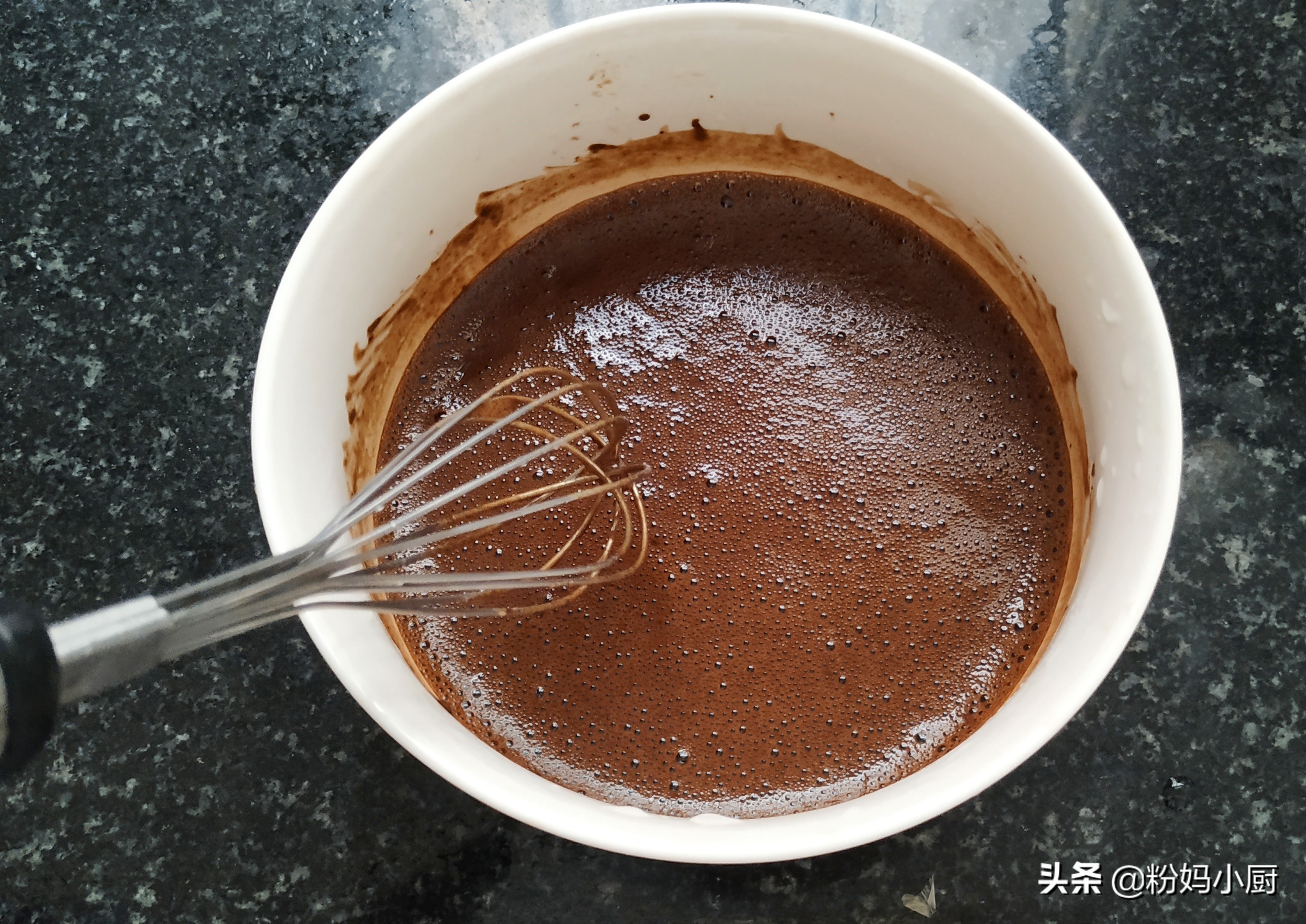 夏天自制爽滑黑凉粉,最好吃的黑凉粉做法