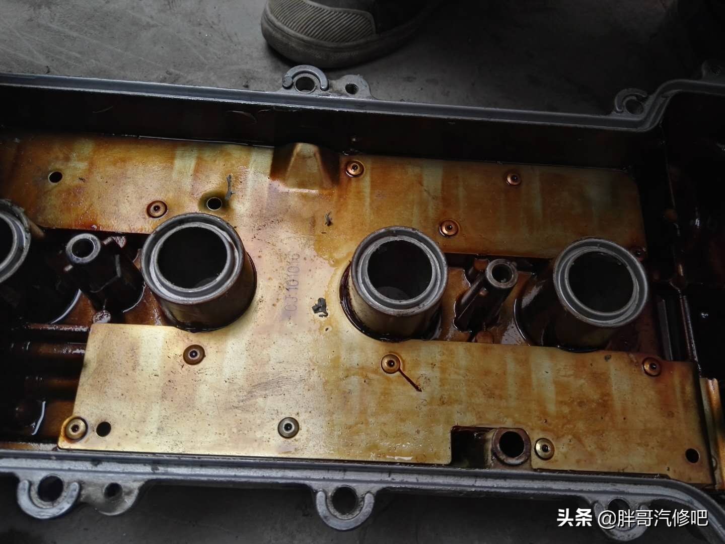 二手车发动机下面漏油后续怎么办,二手车漏油怎样看