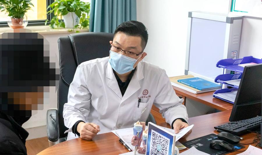 甲亢引起乳房下垂,男性甲亢会引起乳房胀痛吗