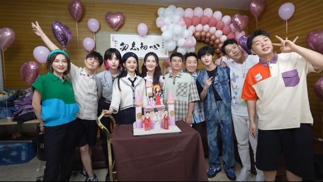 张杰谢娜同框只能看见侧脸,张杰谢娜一家四口的第一次同台