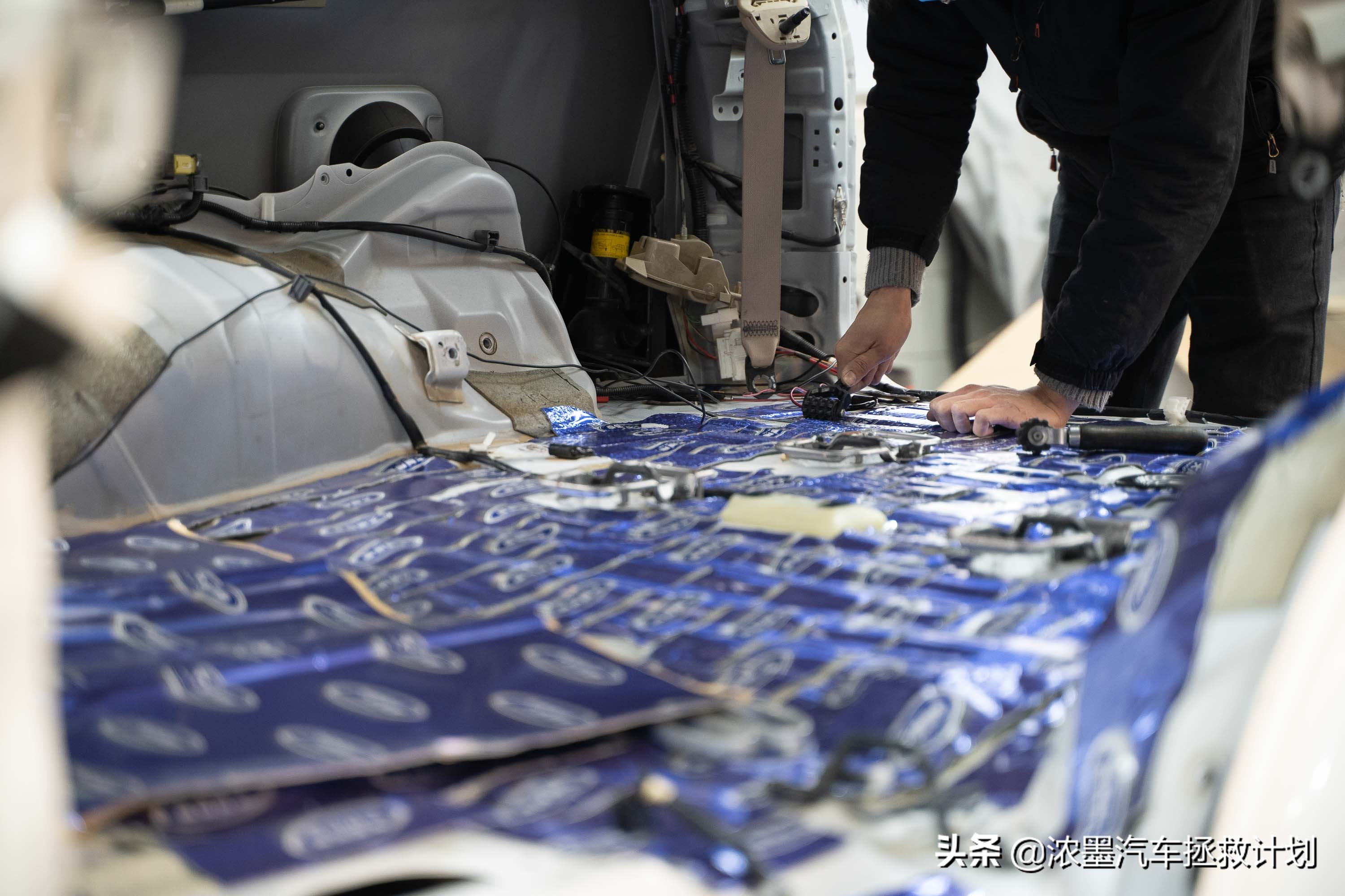 丰田霸道酷路泽带你翻山越岭,丰田兰德酷路泽低速4驱越野模式