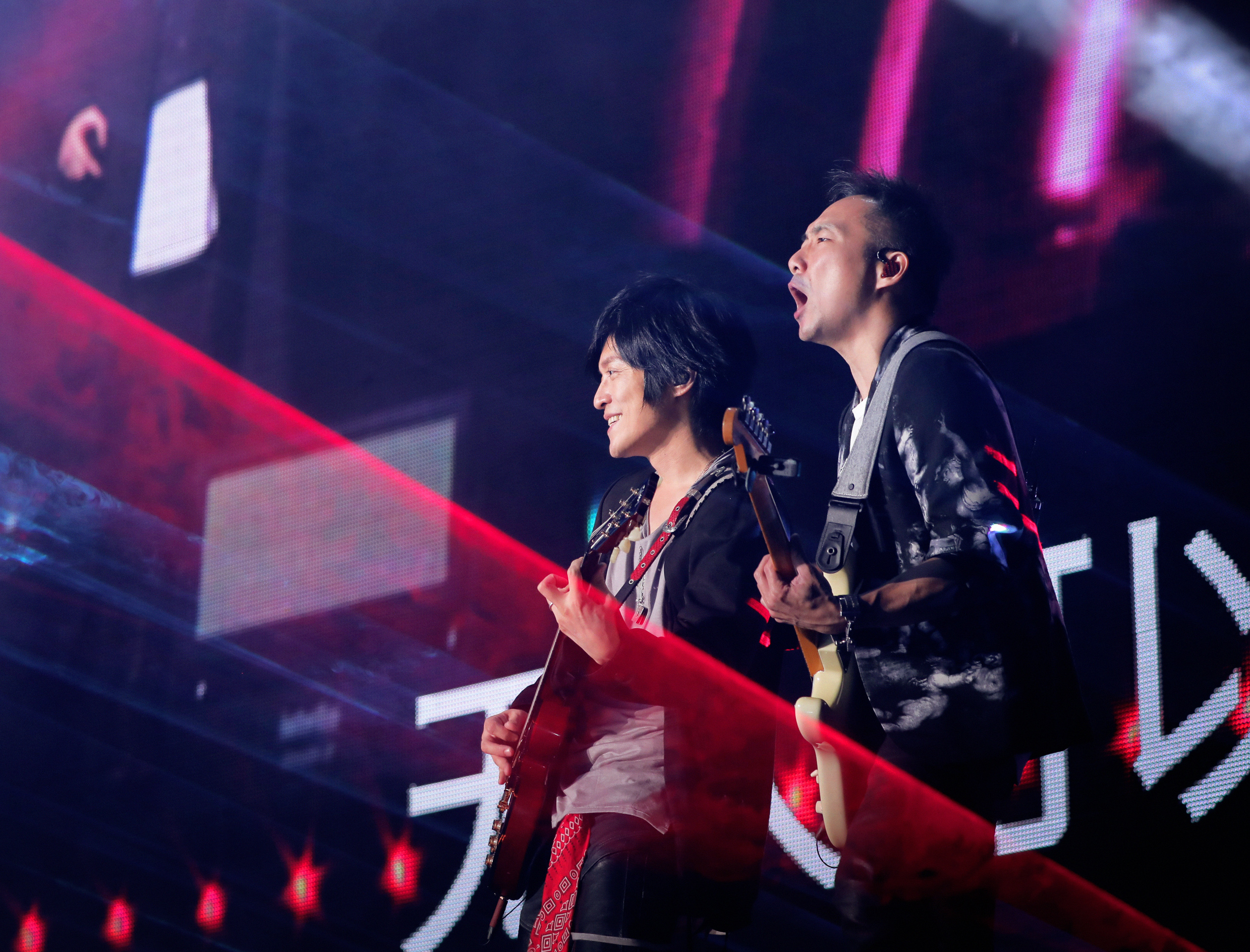 秋雨绵绵不熄粉丝热情，*月天五**加唱《倔强》让演唱会满载梦想力量