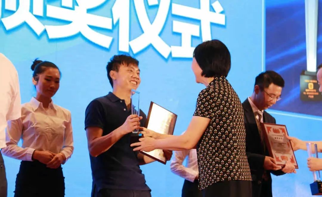 索贝荣获中国软件行业协会AA*级A**信用证书