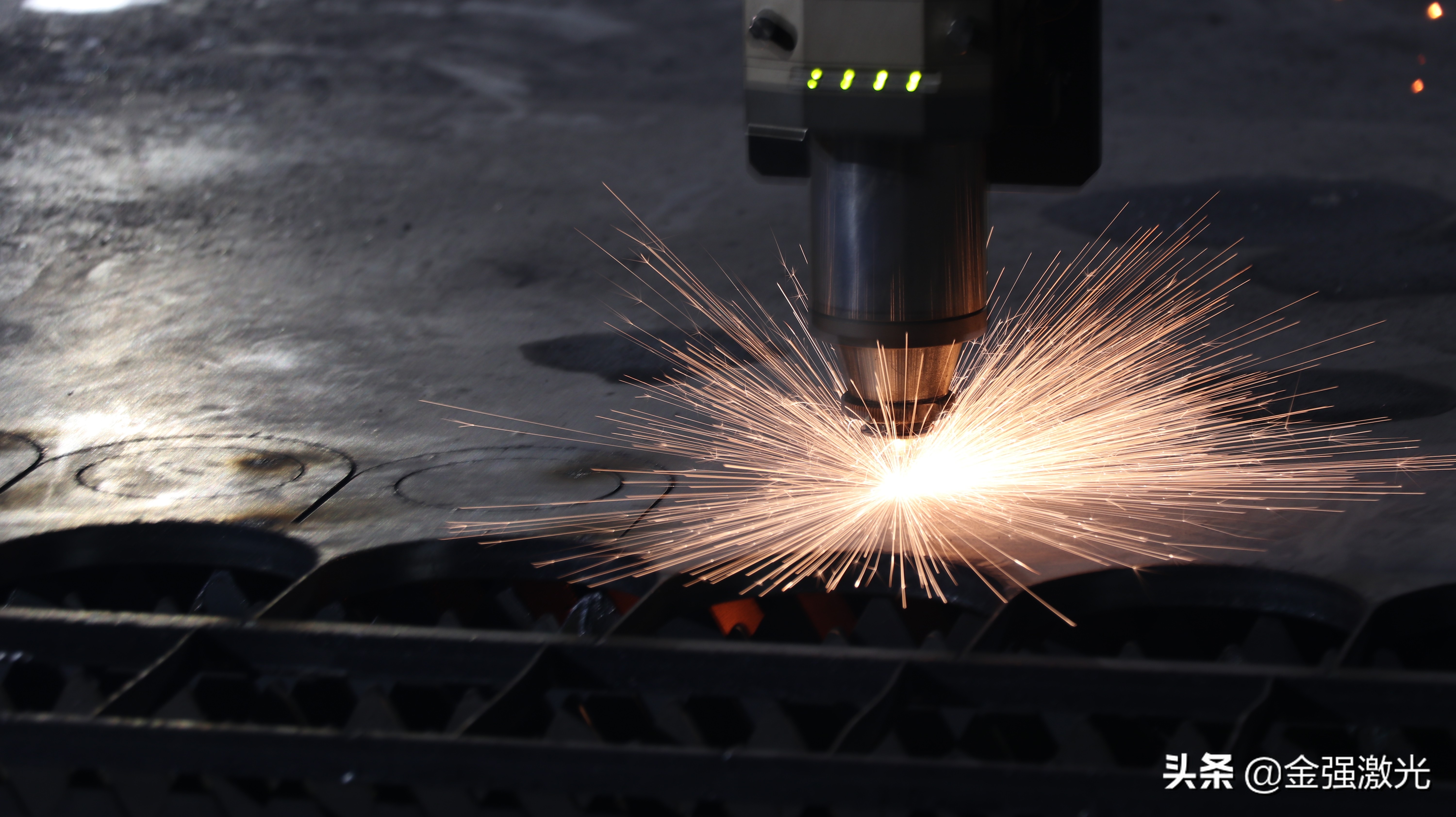 从卖眼镜到身价330亿,卖到脱销