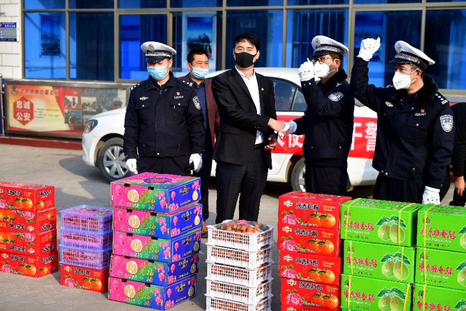 洛阳乐驰驾校、洛阳壹玖事业部为疫情防控一线民警医护人员送温暖