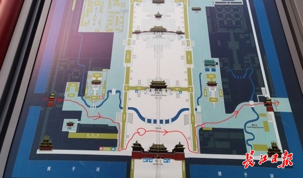 记者还原“开大奔去故宫”路线，老故宫人：何时取消宫墙内的停车场？