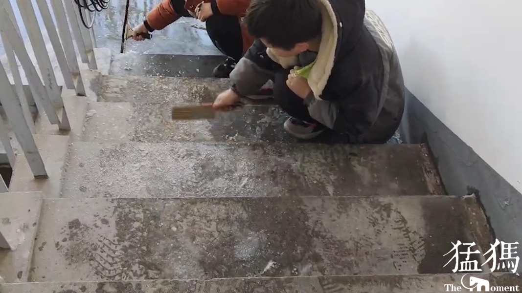 河南郑州某暖气爆管,一居民楼冻住五层楼