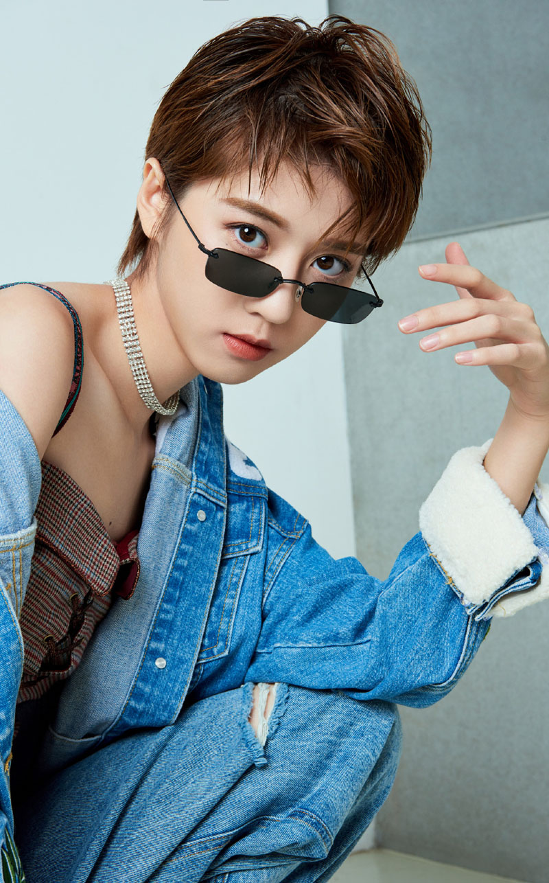 同款发型李凯馨,李凯馨白吊带搭配牛仔裤清纯写真