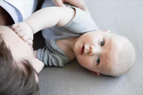 宝宝出生前送婴儿物品合适么,看望新生儿宝宝送什么好