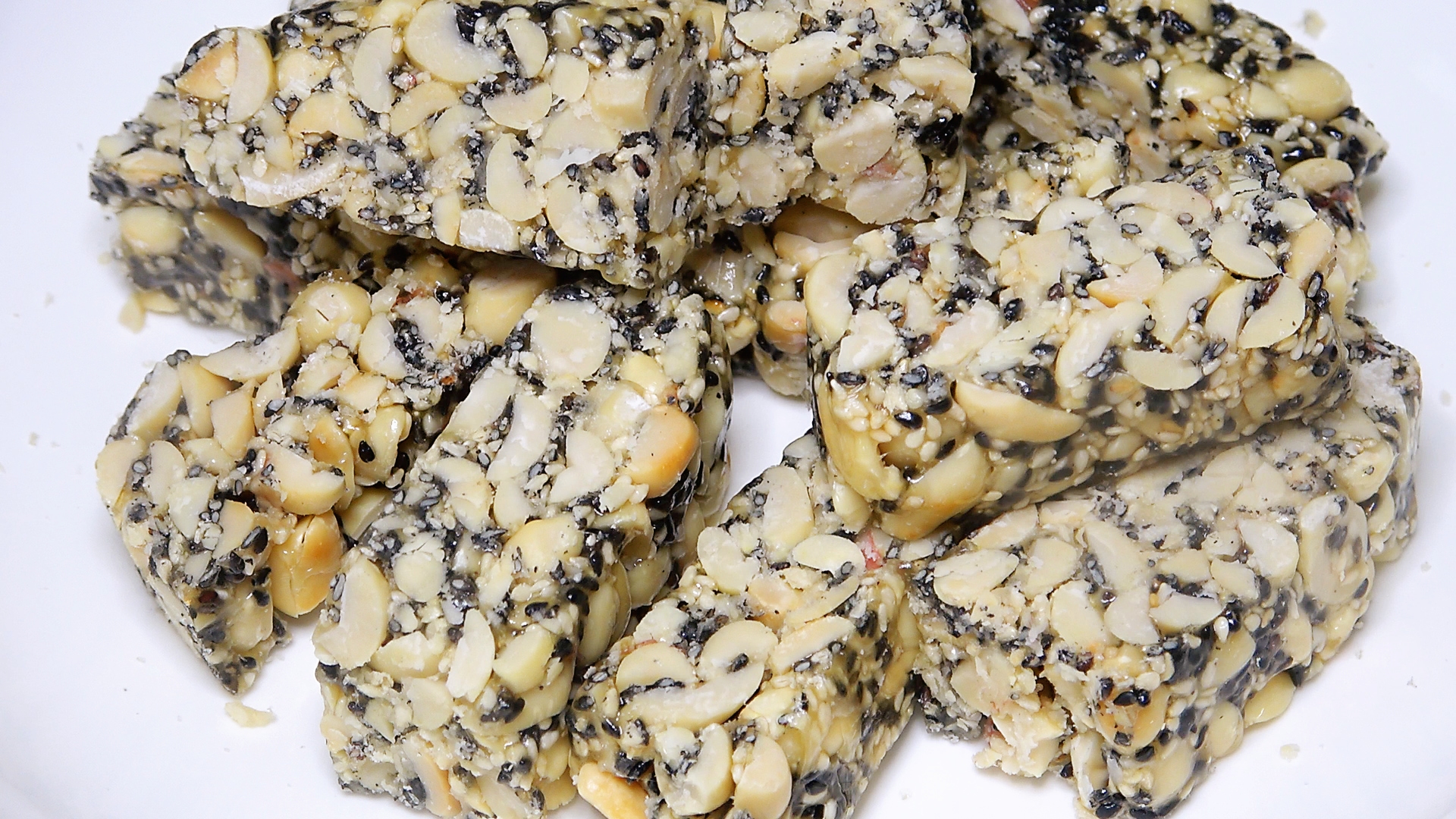 芝麻花生糖不用买,大厨教你在家做,简单易学,香甜酥脆不发硬