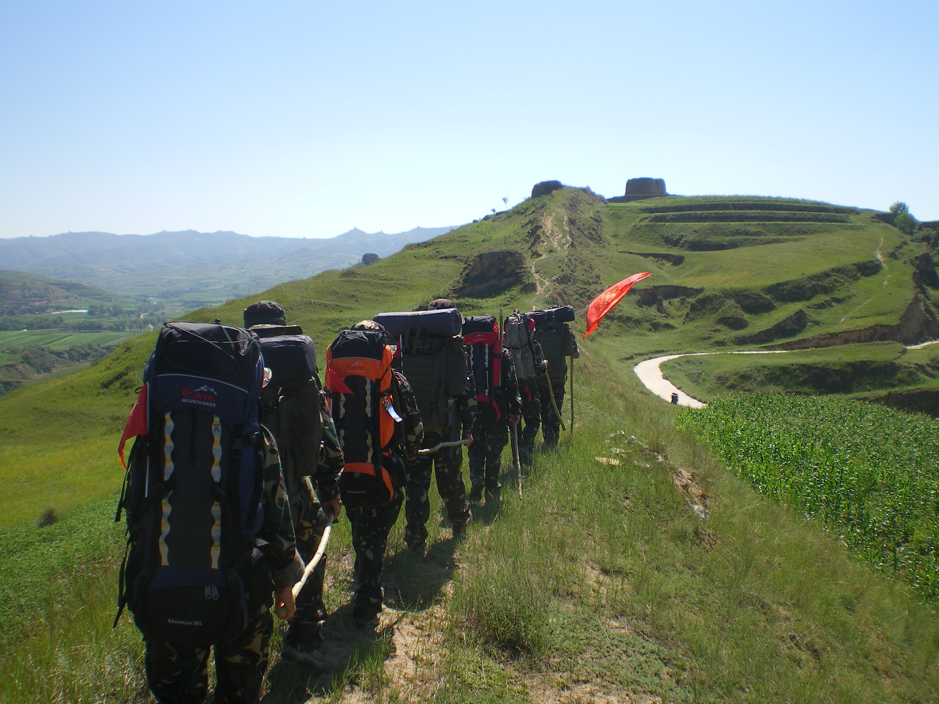 短途徒步旅行如何选必备的装备,徒步旅行需要的装备和注意事项
