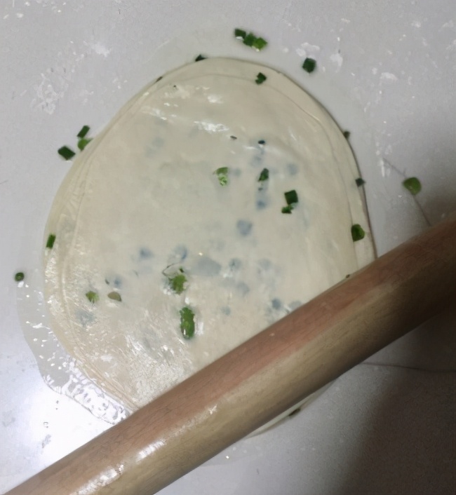 剩下的饺子皮怎么做成千层饼,用剩下的饺子皮做葱花饼