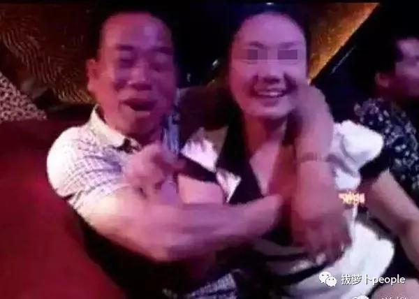 村干部醉酒后躺陪酒女怀中当事人称可能被人“设套”摆拍
