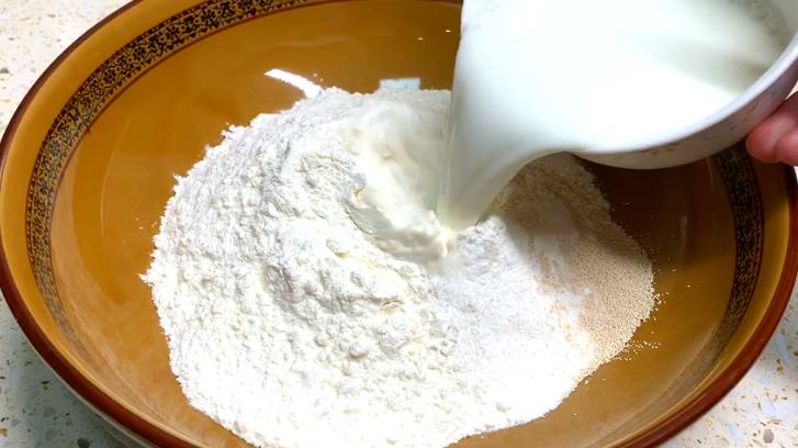 1斤面2个鸡蛋炸油条的配方,只用面粉和鸡蛋在家就能炸油条